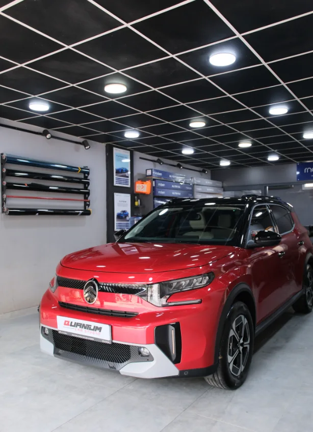 Quantum Car Studio stüdyosunda komple PPF kaplama uygulanmış Citroën ë-C3
